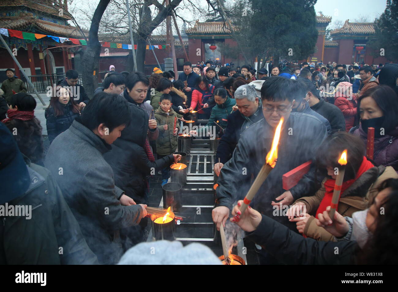 Per i fanatici del cinese bruciare bastoncini di incenso a pregare per la buona fortuna per il primo giorno del nuovo anno lunare cinese o festa di primavera presso la lama Yonghegong Foto Stock