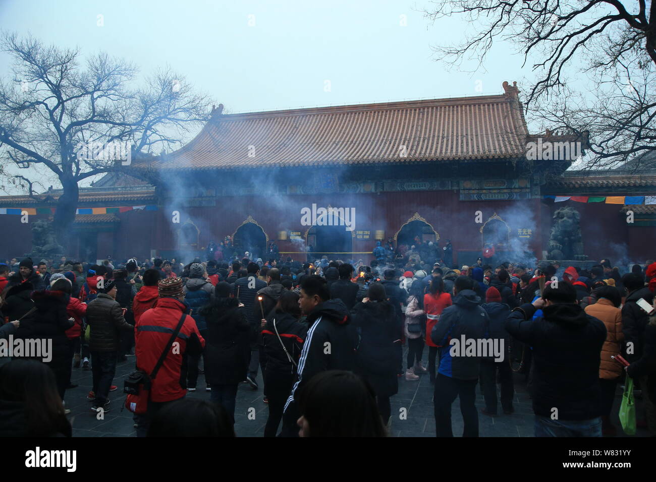 Per i fanatici del cinese bruciare bastoncini di incenso a pregare per la buona fortuna per il primo giorno del nuovo anno lunare cinese o festa di primavera presso la lama Yonghegong Foto Stock