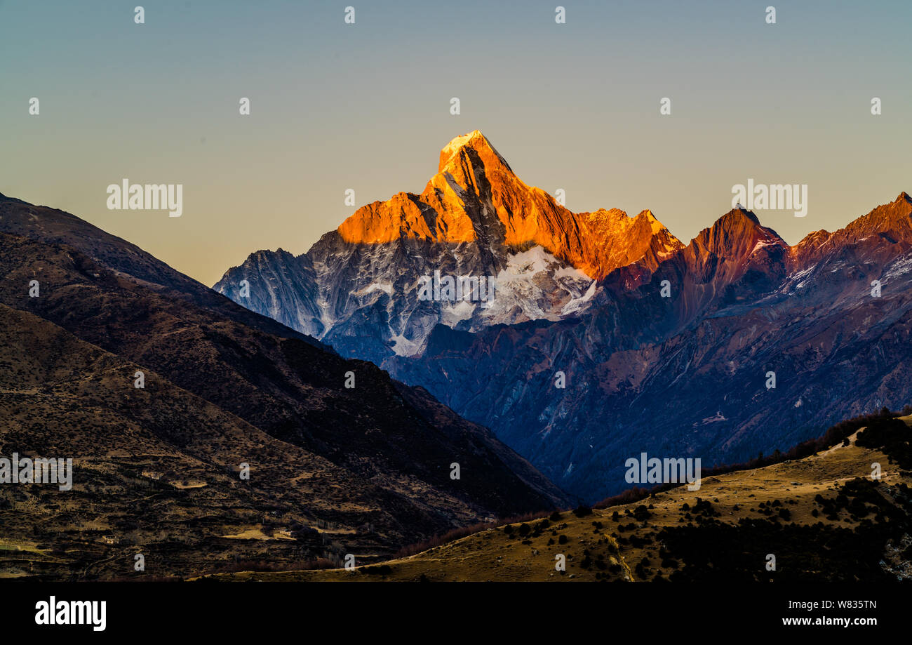 Il paesaggio del monte Siguniang in città Rilong, Ngawa tibetano e Qiang prefettura autonoma, a sud-ovest della Cina di provincia di Sichuan, 11 dicembre 2016. Mo Foto Stock