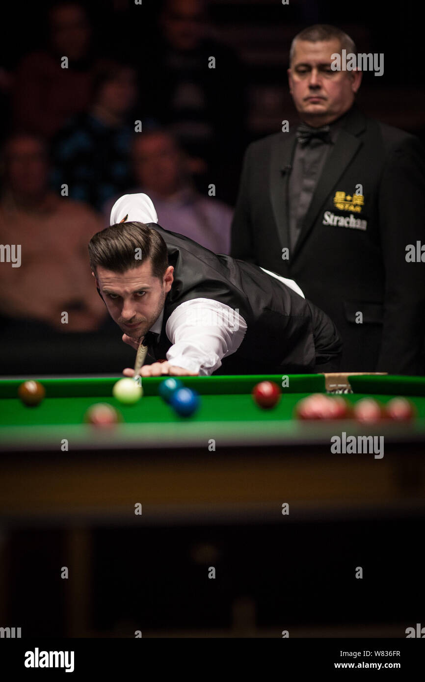 Mark Selby di Inghilterra gioca un colpo di Mark Williams del Galles per il loro match di primo turno durante il 2017 Dafabet Masters snooker torneo a Londra, Foto Stock