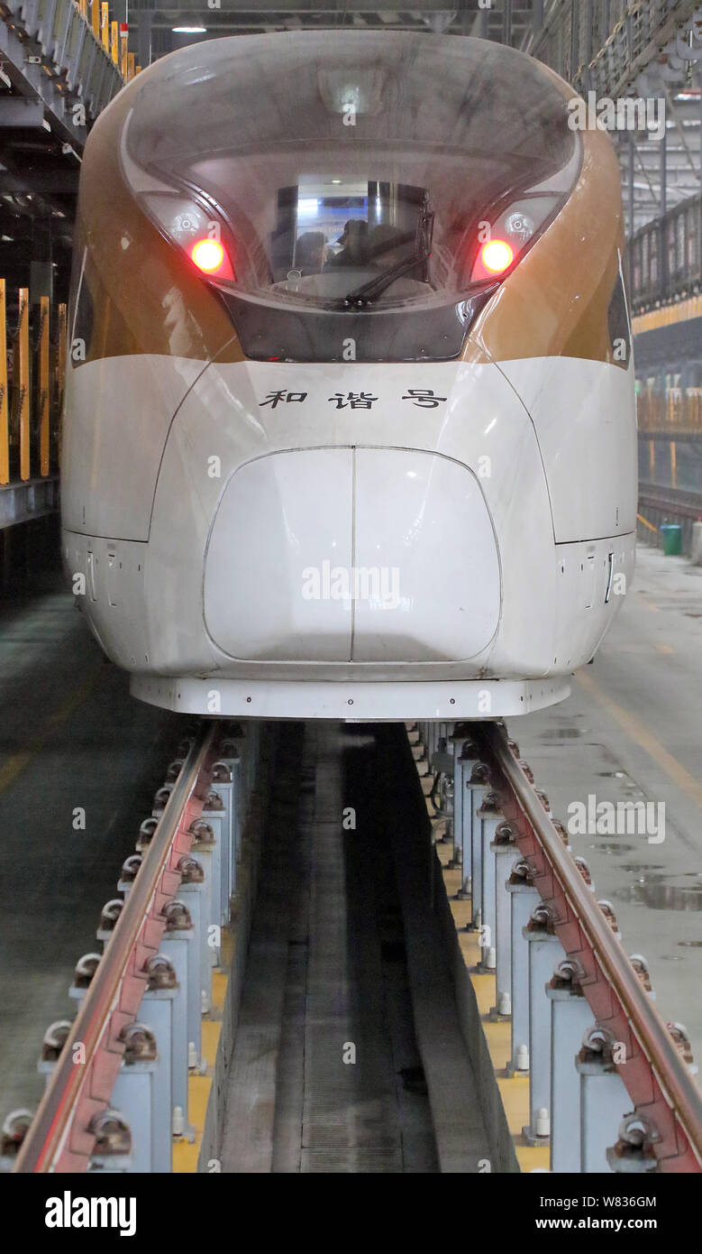 La CR400BF multi-unità CRH (Cina ferrovia ad alta velocità) bullet train fabbricato da CRRC Changchun veicoli ferroviari è raffigurato in una statio di manutenzione Foto Stock