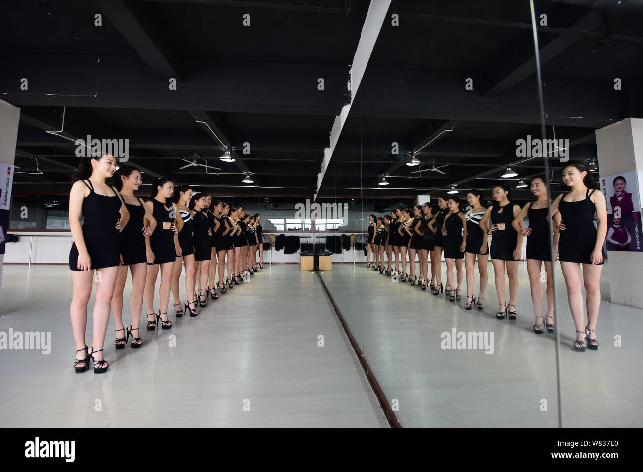 Studenti di sesso femminile prendere parte in un modello di sessione di formazione in una scuola nella città di Yantai, est della Cina di provincia di Shandong, 14 dicembre 2016. Molti di alta scuola Foto Stock