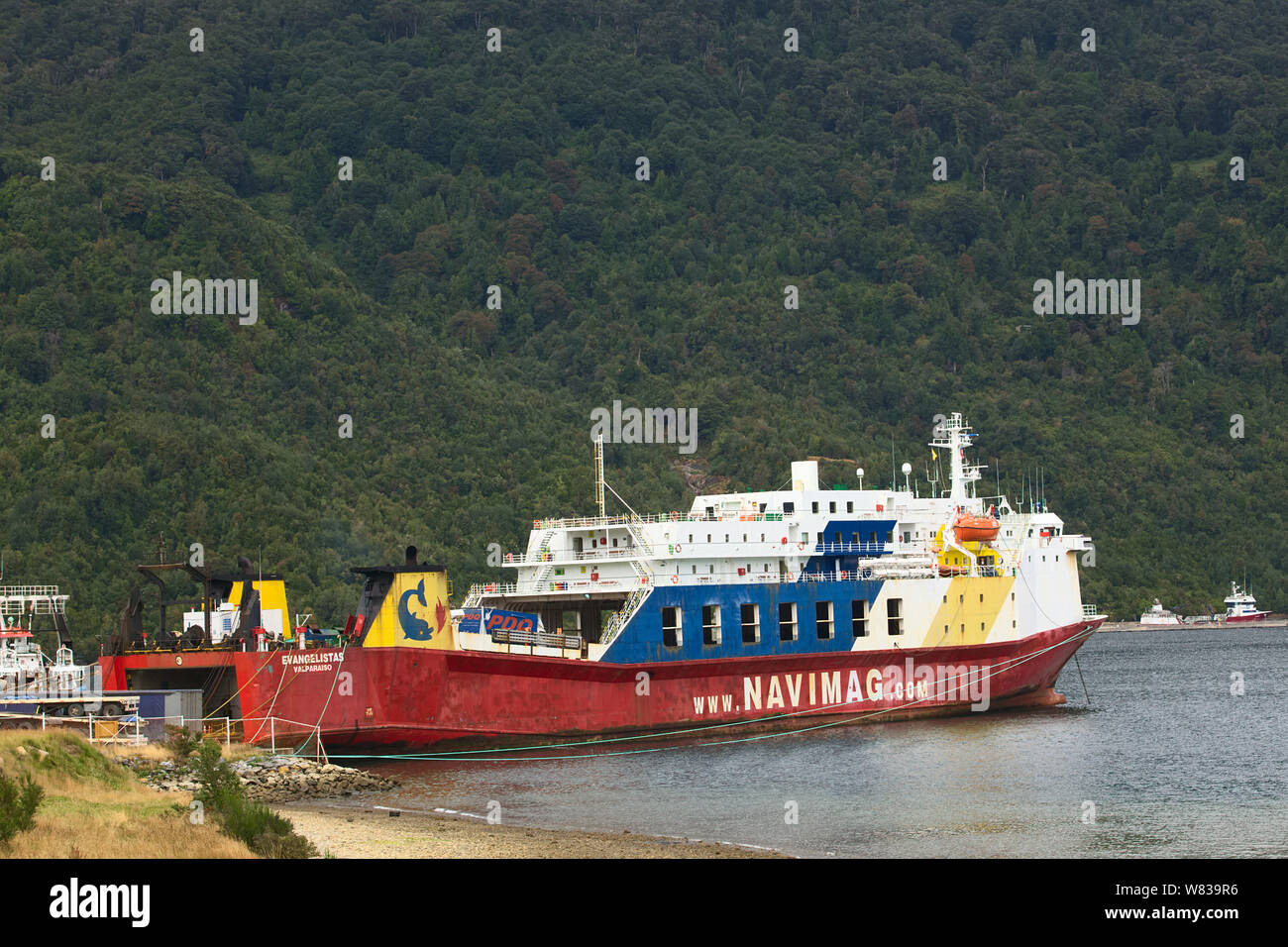 PUERTO CHACABUCO, Cile - 16 febbraio 2016: Traghetto della società Navimag in Puerto Chacabuco alla testa del fiordo Aisen nella regione di Aysen, Cile Foto Stock