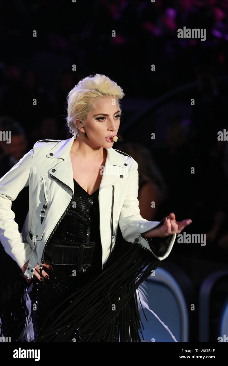 Cantante americana Lady Gaga compie durante il 2016 Victoria's Secret Fashion Show di Parigi (Francia), 30 novembre 2016. Foto Stock