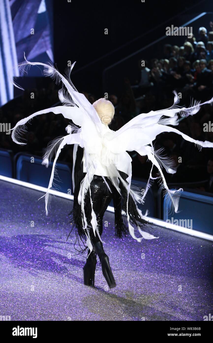 Cantante americana Lady Gaga compie durante il 2016 Victoria's Secret Fashion Show di Parigi (Francia), 30 novembre 2016. Foto Stock