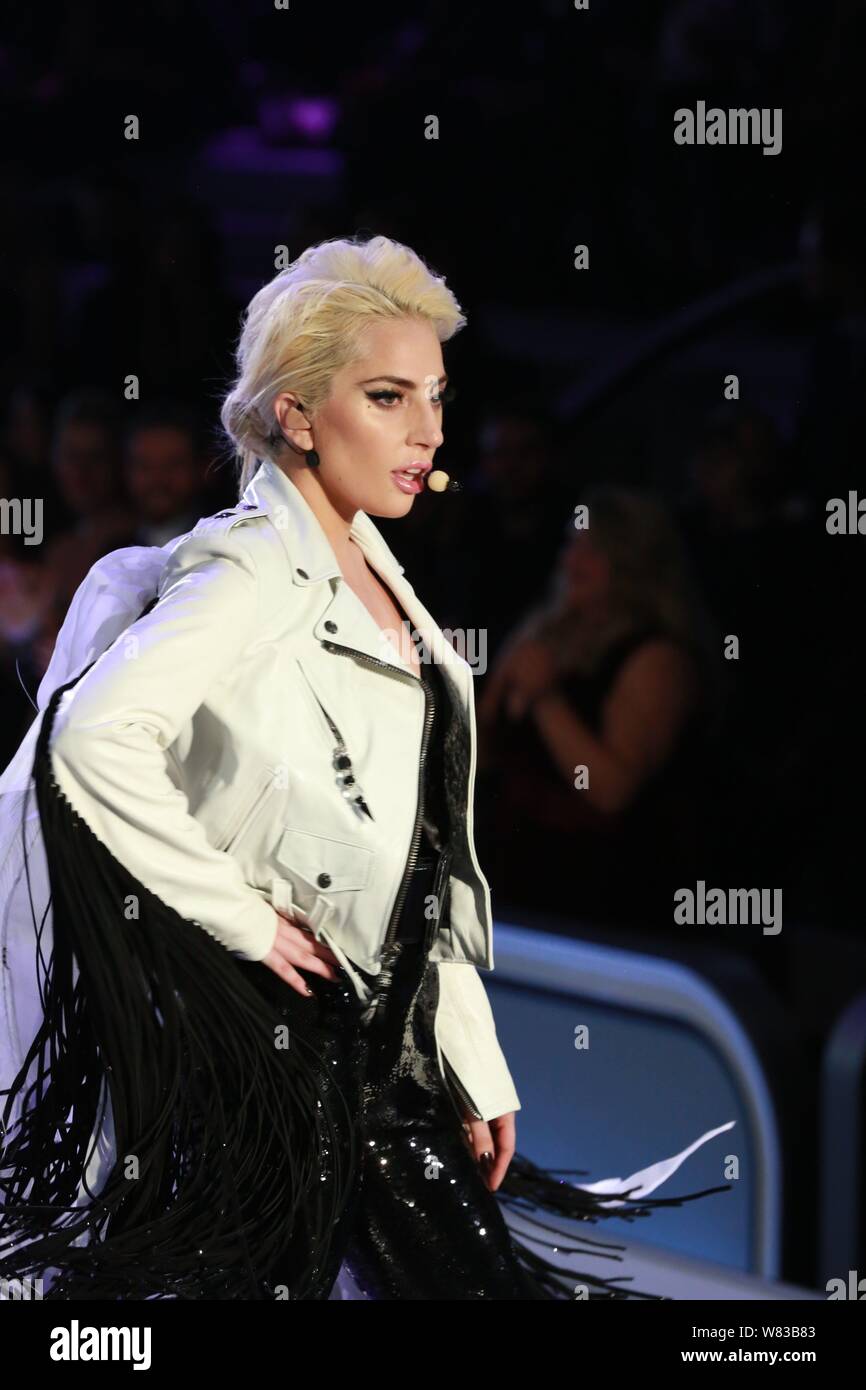 Cantante americana Lady Gaga compie durante il 2016 Victoria's Secret Fashion Show di Parigi (Francia), 30 novembre 2016. Foto Stock