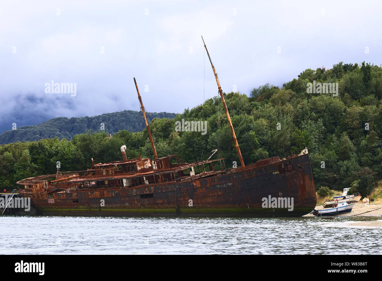 PUERTO CHACABUCO, Cile - 16 febbraio 2016: Rusty old ship in Puerto Chacabuco sulla riva del fiordo Aisen nella regione di Aysen in Patagonia cilena Foto Stock