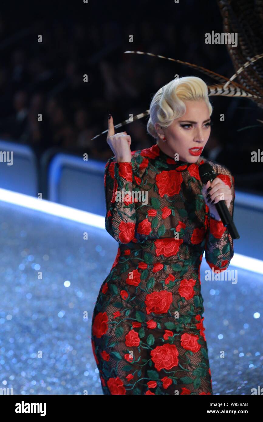 Cantante americana Lady Gaga compie durante il 2016 Victoria's Secret Fashion Show di Parigi (Francia), 30 novembre 2016. Foto Stock