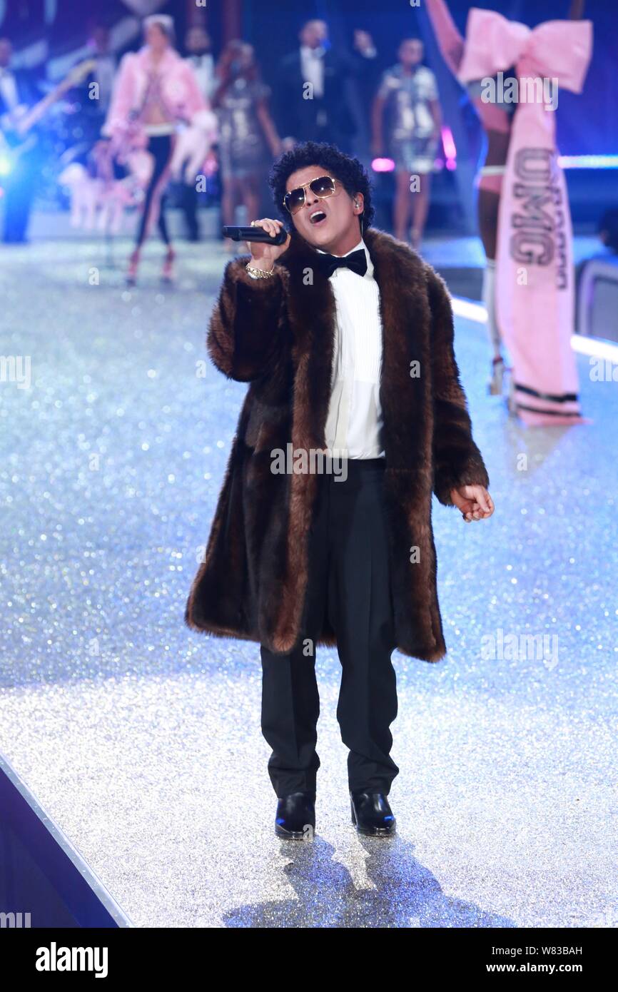 Cantante americana Bruno Marte compie durante il 2016 Victoria's Secret Fashion Show di Parigi (Francia), 30 novembre 2016. Foto Stock