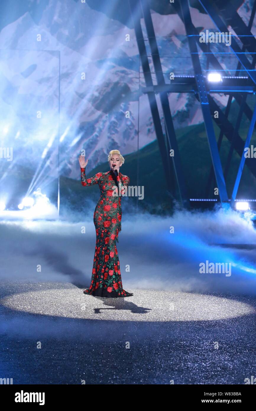 Cantante americana Lady Gaga compie durante il 2016 Victoria's Secret Fashion Show di Parigi (Francia), 30 novembre 2016. Foto Stock