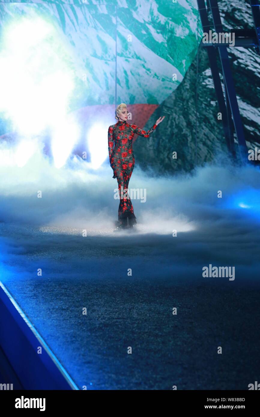 Cantante americana Lady Gaga compie durante il 2016 Victoria's Secret Fashion Show di Parigi (Francia), 30 novembre 2016. Foto Stock
