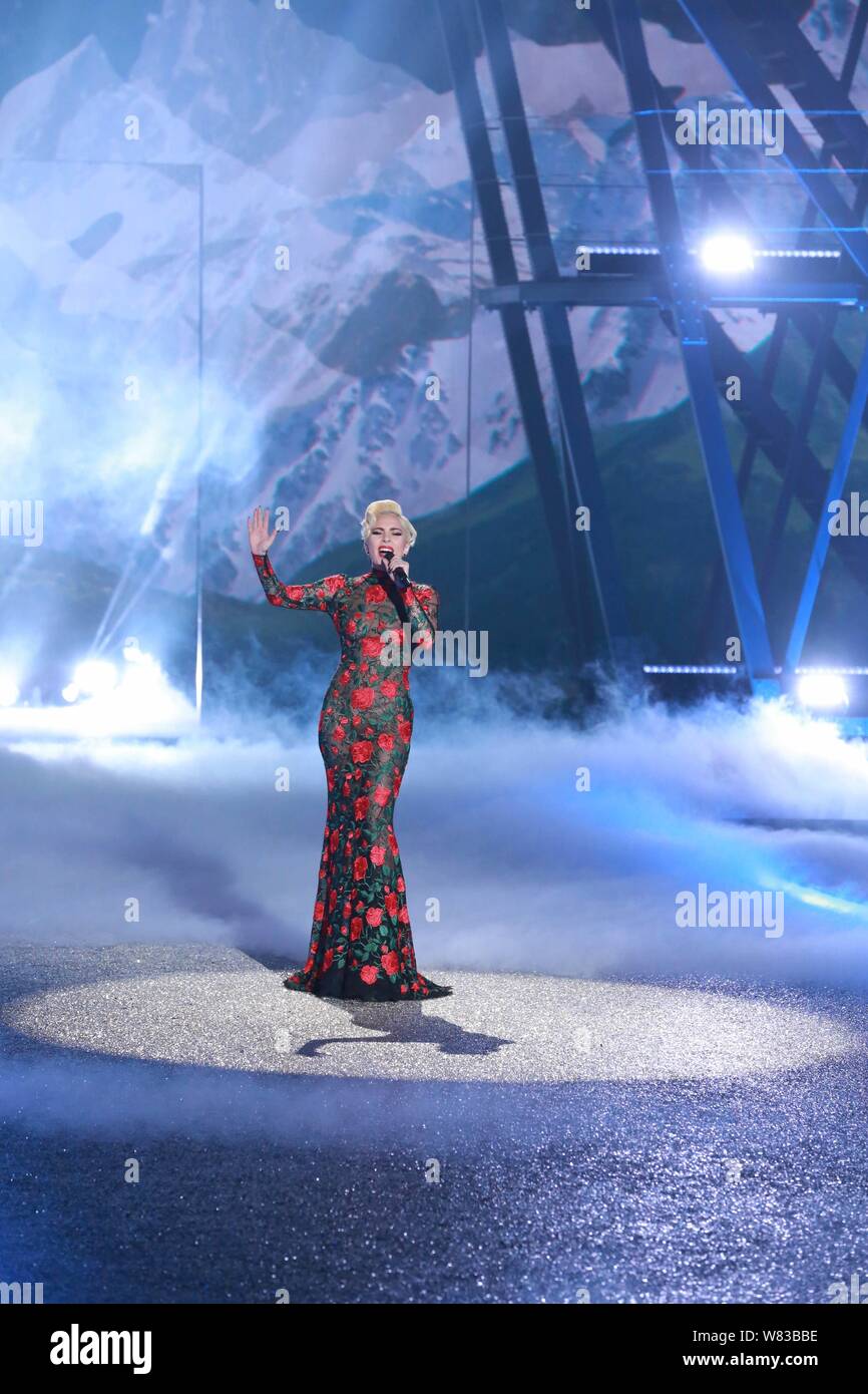 Cantante americana Lady Gaga compie durante il 2016 Victoria's Secret Fashion Show di Parigi (Francia), 30 novembre 2016. Foto Stock