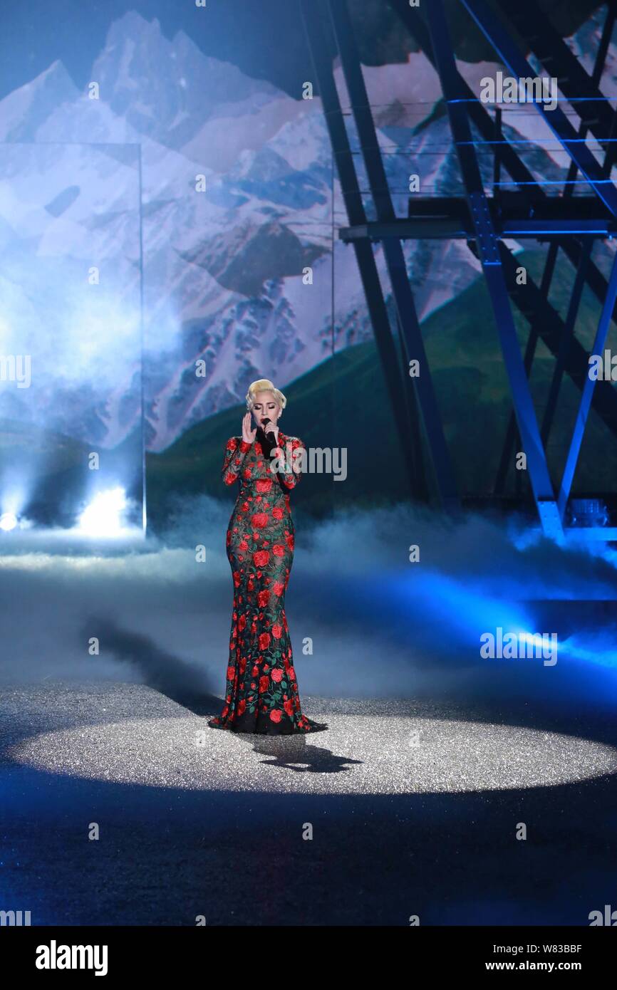 Cantante americana Lady Gaga compie durante il 2016 Victoria's Secret Fashion Show di Parigi (Francia), 30 novembre 2016. Foto Stock