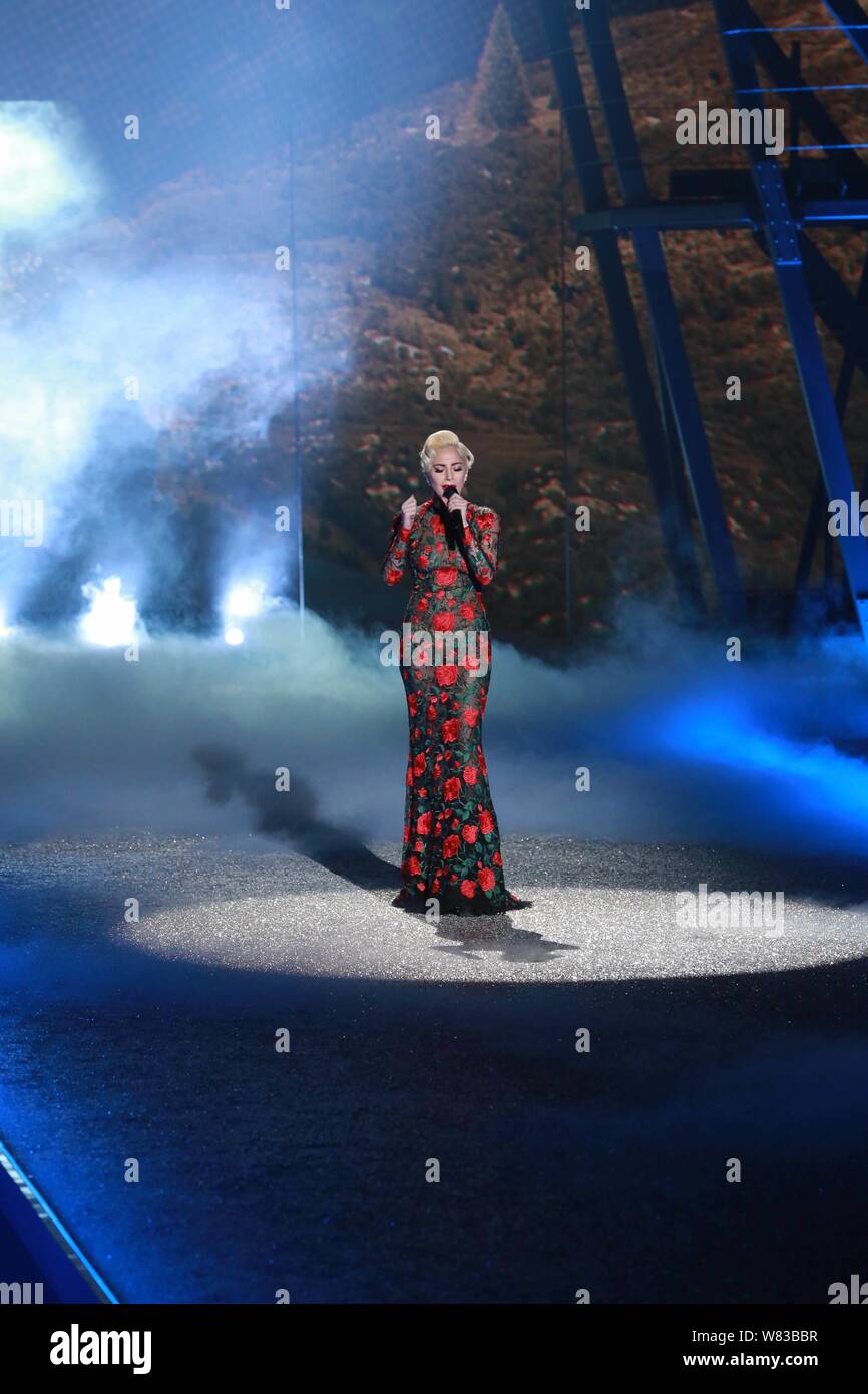 Cantante americana Lady Gaga compie durante il 2016 Victoria's Secret Fashion Show di Parigi (Francia), 30 novembre 2016. Foto Stock