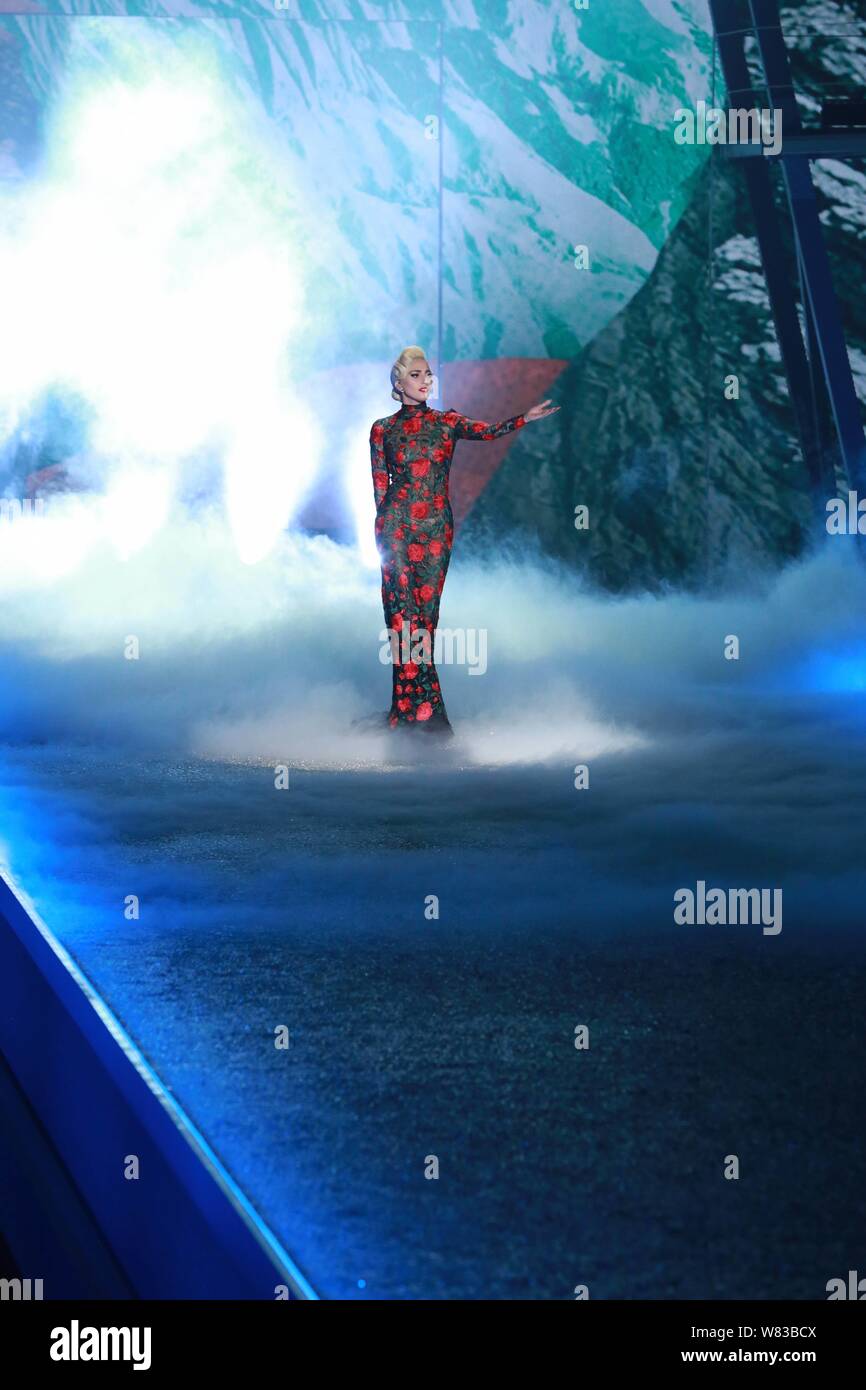Cantante americana Lady Gaga compie durante il 2016 Victoria's Secret Fashion Show di Parigi (Francia), 30 novembre 2016. Foto Stock