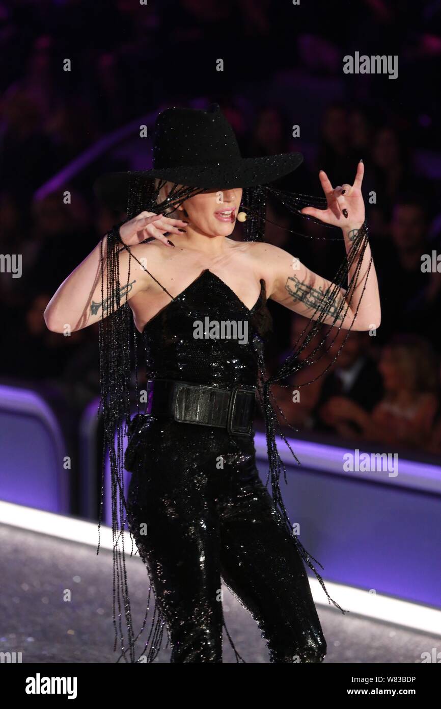 Cantante americana Lady Gaga compie durante il 2016 Victoria's Secret Fashion Show di Parigi (Francia), 30 novembre 2016. Foto Stock