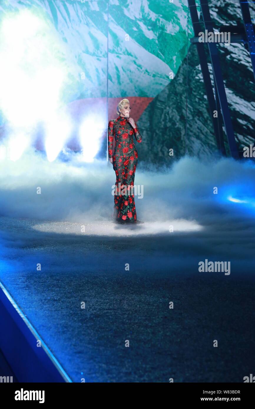 Cantante americana Lady Gaga compie durante il 2016 Victoria's Secret Fashion Show di Parigi (Francia), 30 novembre 2016. Foto Stock