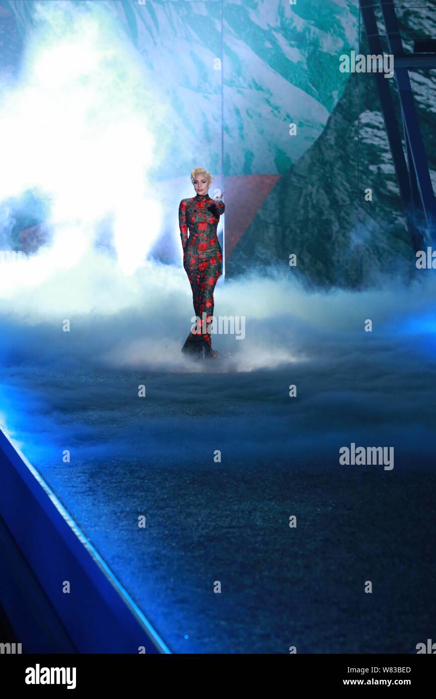 Cantante americana Lady Gaga compie durante il 2016 Victoria's Secret Fashion Show di Parigi (Francia), 30 novembre 2016. Foto Stock