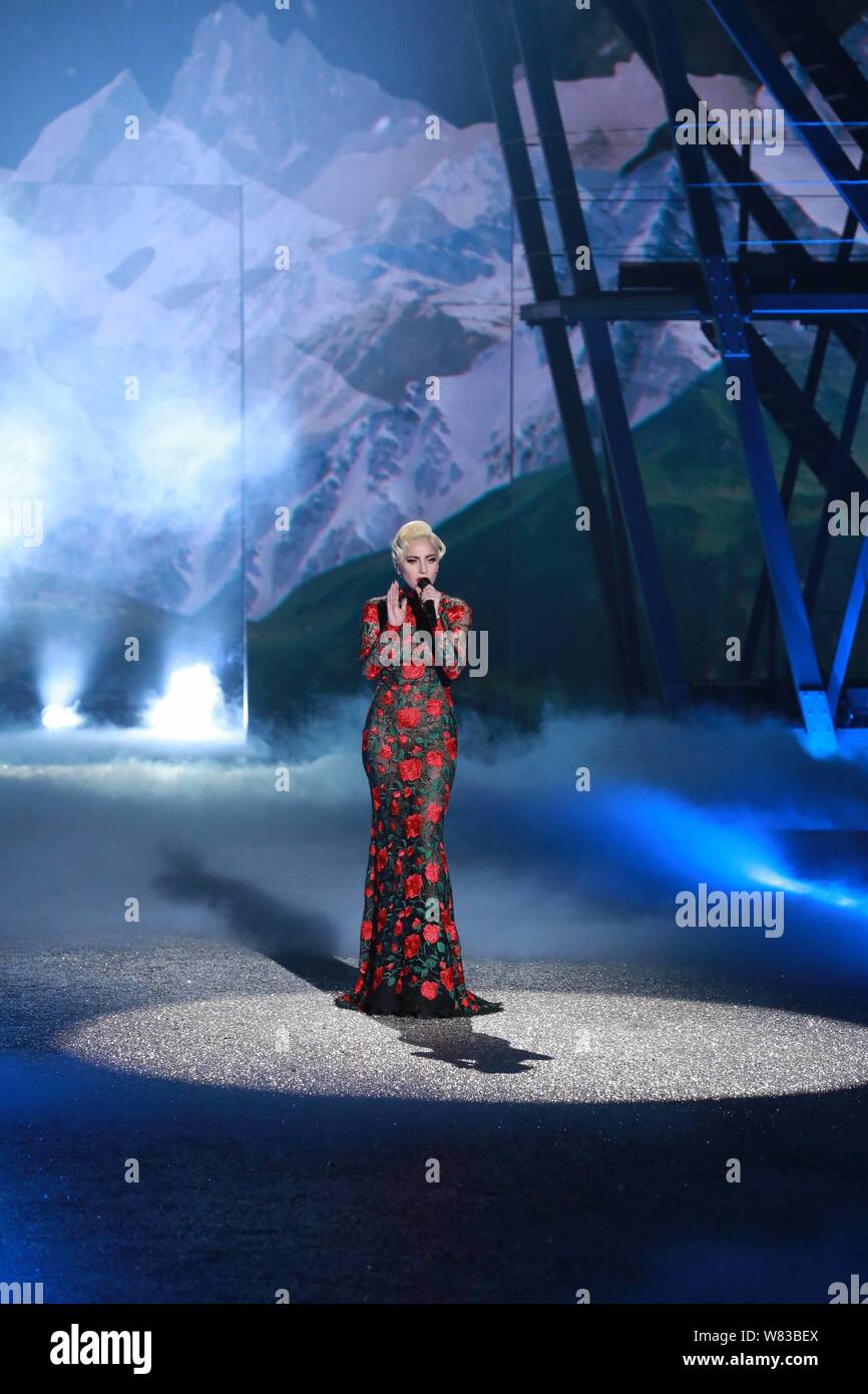 Cantante americana Lady Gaga compie durante il 2016 Victoria's Secret Fashion Show di Parigi (Francia), 30 novembre 2016. Foto Stock