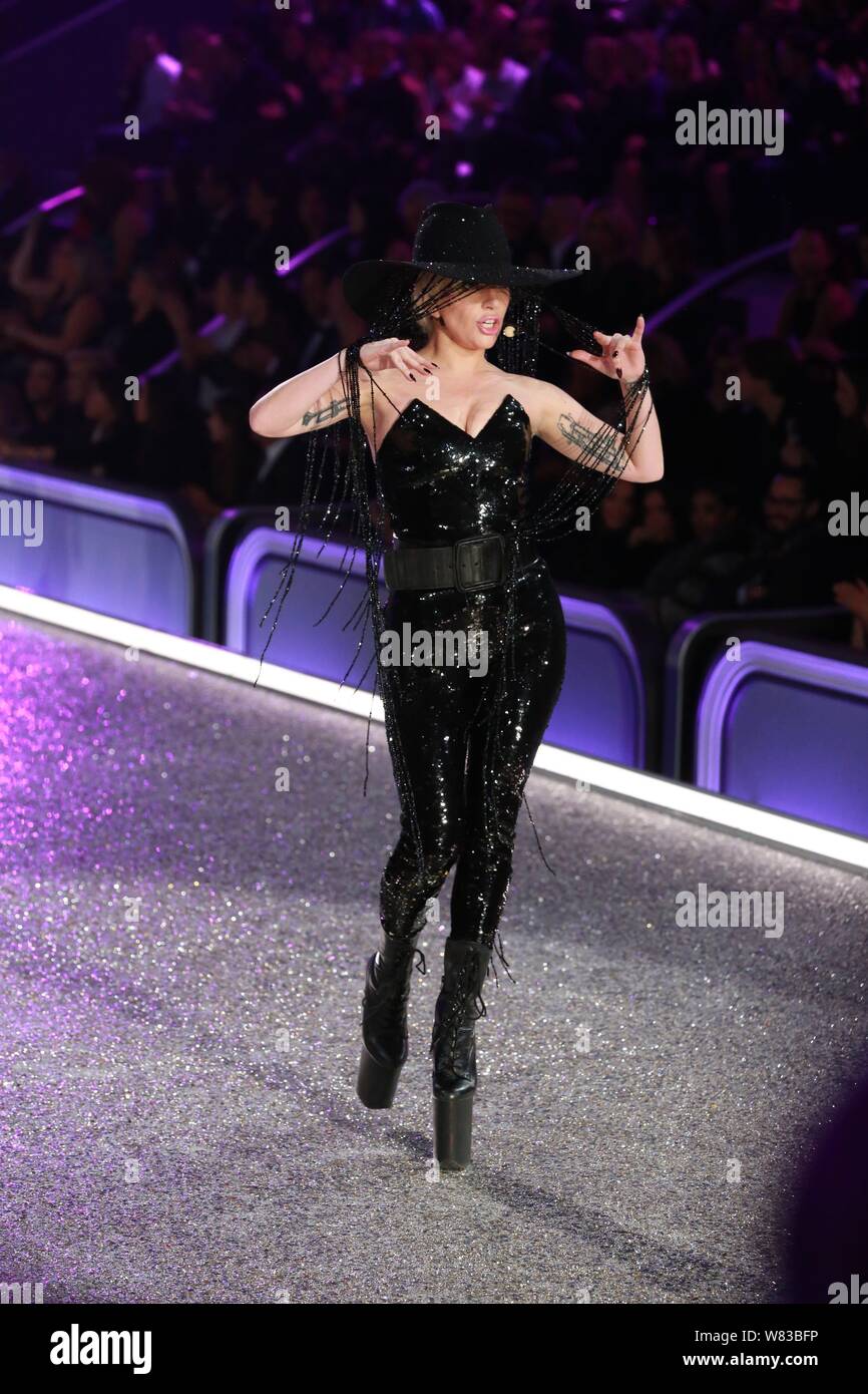 Cantante americana Lady Gaga compie durante il 2016 Victoria's Secret Fashion Show di Parigi (Francia), 30 novembre 2016. Foto Stock