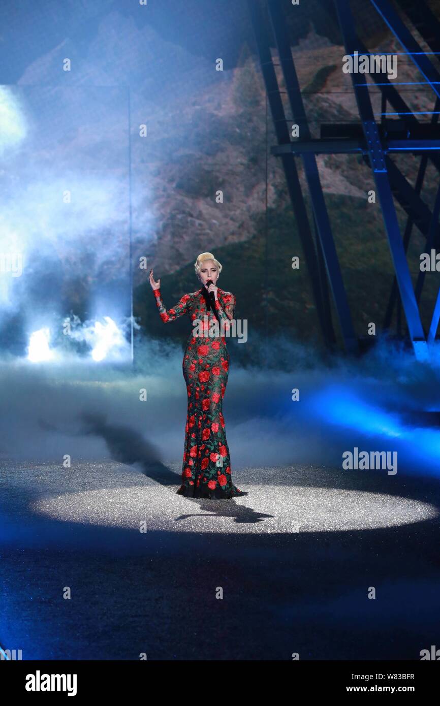Cantante americana Lady Gaga compie durante il 2016 Victoria's Secret Fashion Show di Parigi (Francia), 30 novembre 2016. Foto Stock