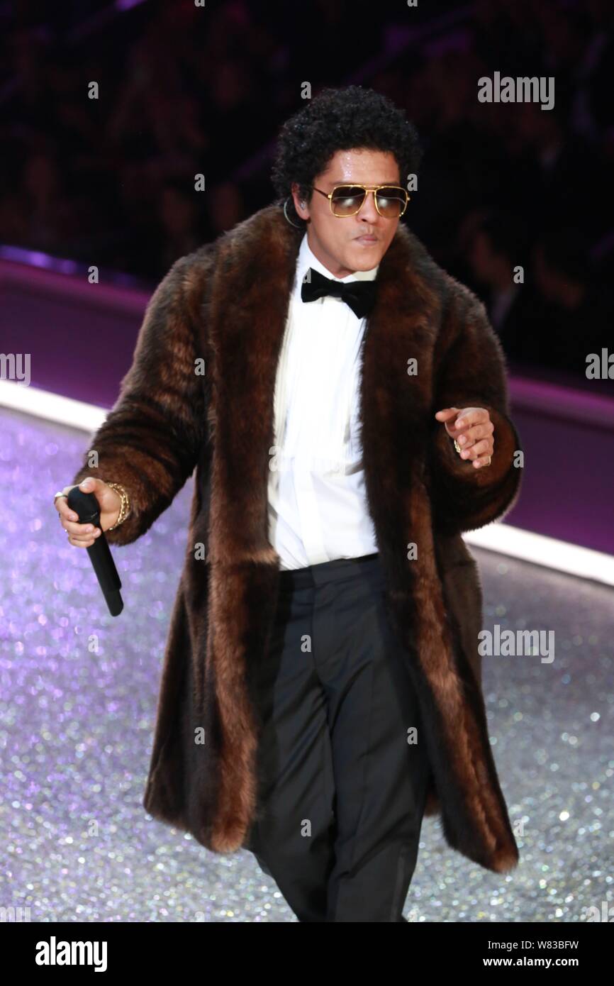 Cantante americana Bruno Marte compie durante il 2016 Victoria's Secret Fashion Show di Parigi (Francia), 30 novembre 2016. Foto Stock