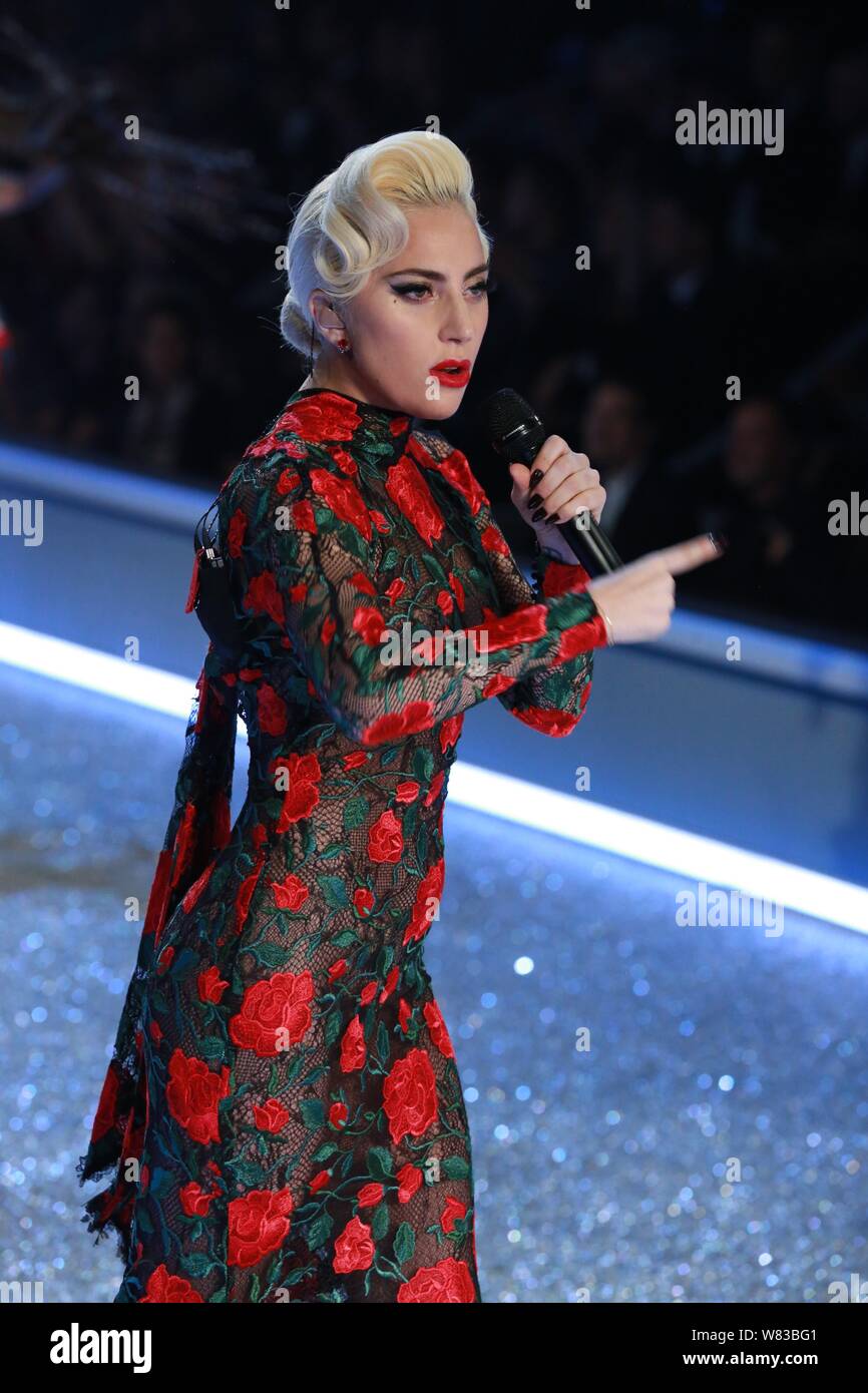 Cantante americana Lady Gaga compie durante il 2016 Victoria's Secret Fashion Show di Parigi (Francia), 30 novembre 2016. Foto Stock