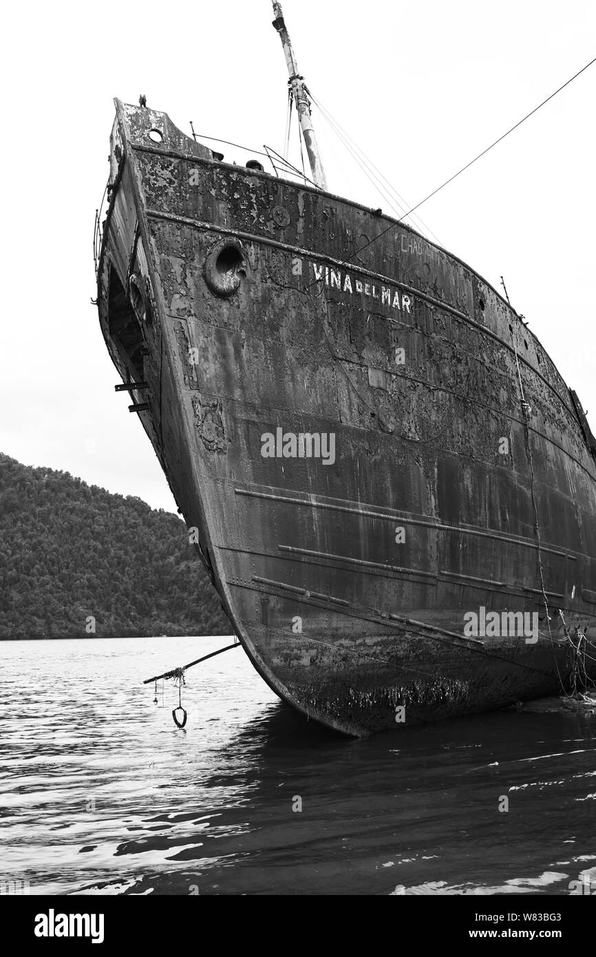 PUERTO CHACABUCO, Cile - 16 febbraio 2016: la prua di un vecchio arrugginito nave in Puerto Chacabuco sulla riva del fiordo Aisen nella regione di Aysen, Cile Foto Stock