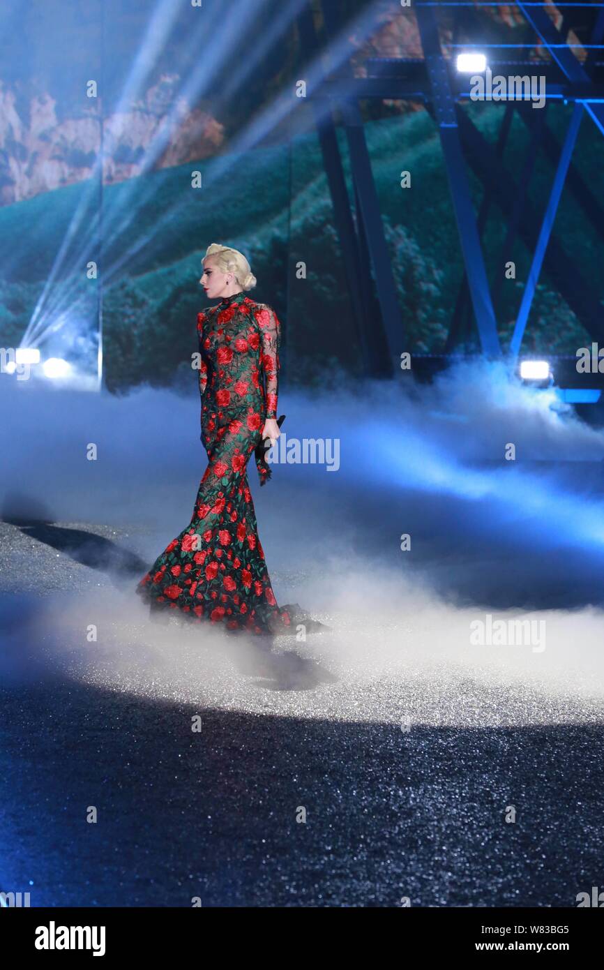 Cantante americana Lady Gaga compie durante il 2016 Victoria's Secret Fashion Show di Parigi (Francia), 30 novembre 2016. Foto Stock