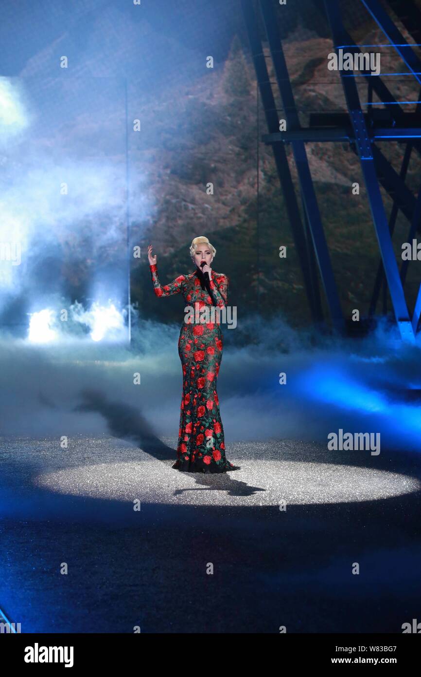 Cantante americana Lady Gaga compie durante il 2016 Victoria's Secret Fashion Show di Parigi (Francia), 30 novembre 2016. Foto Stock