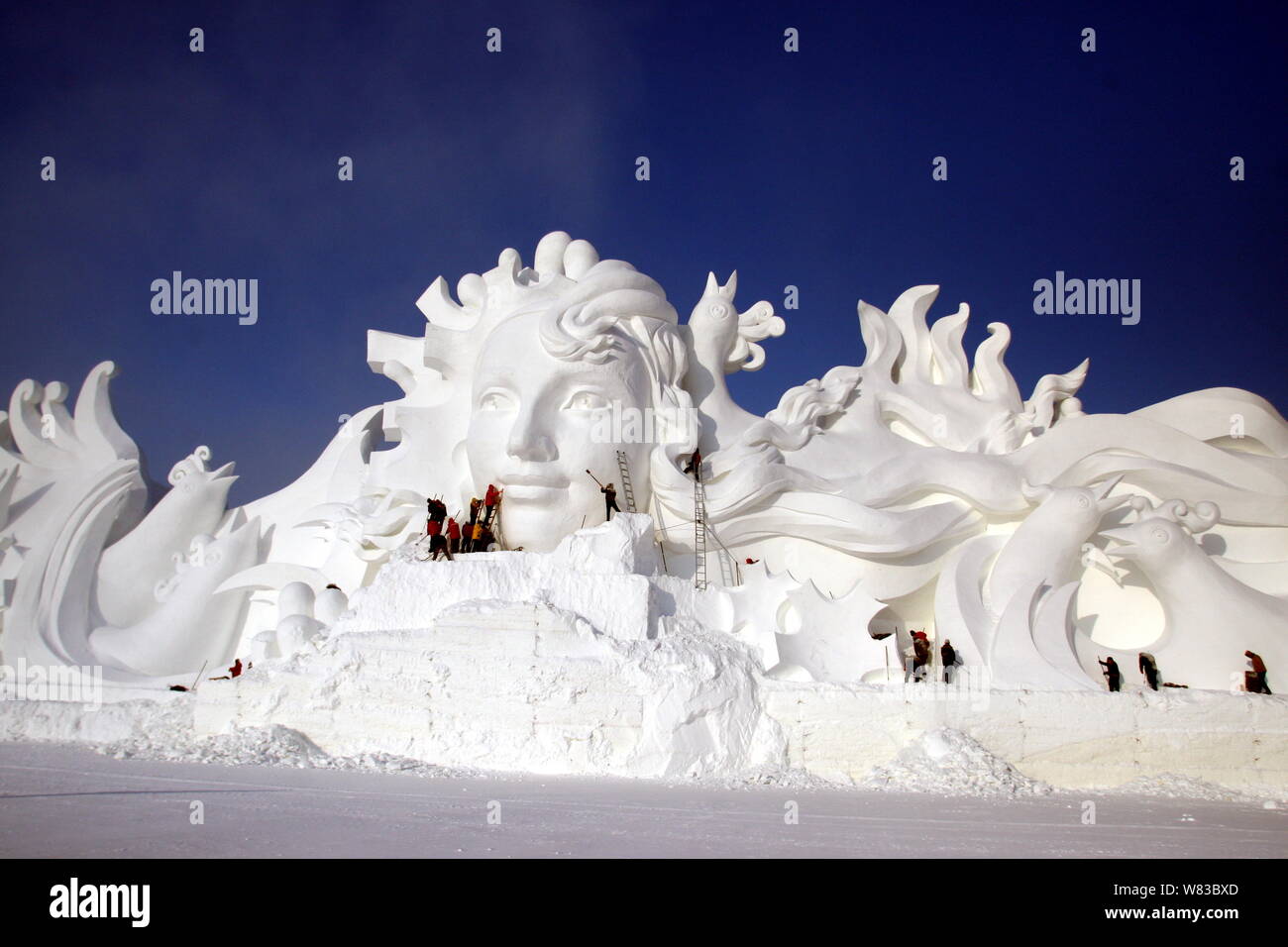 Artisti crea la scultura di neve " canzone d'amore" per la ventinovesima Harbin Sun Island International Snow Sculpture Art Expo nella città di Harbin, a nord-est della Cina di H Foto Stock
