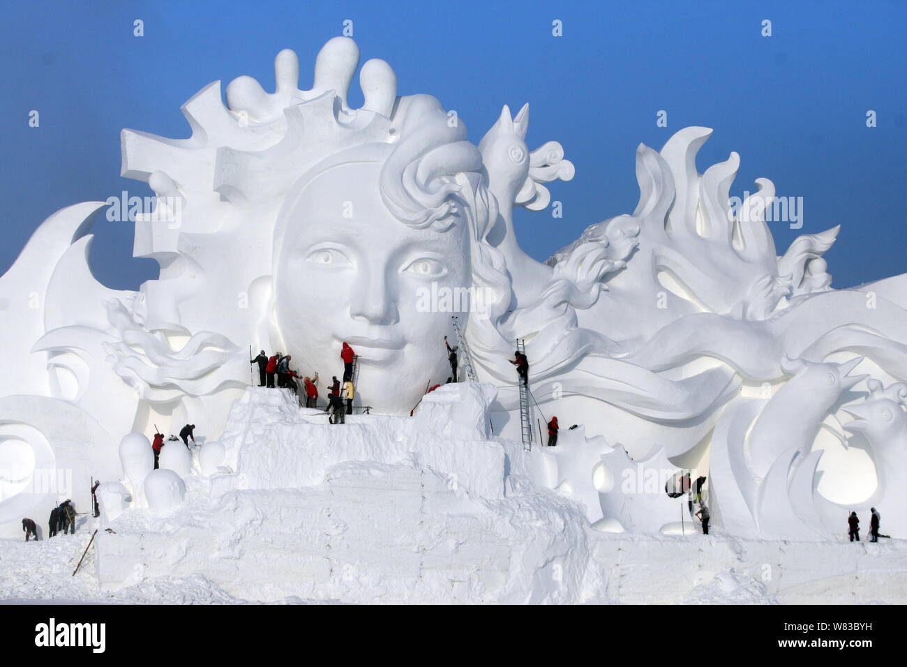Artisti crea la scultura di neve " canzone d'amore" per la ventinovesima Harbin Sun Island International Snow Sculpture Art Expo nella città di Harbin, a nord-est della Cina di H Foto Stock