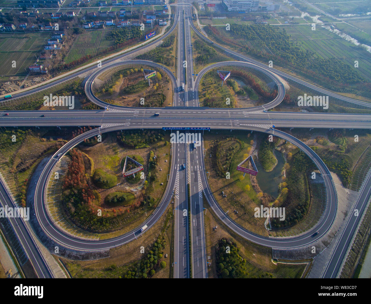Una veduta aerea di un quadrifoglio cavalcavia di autostrade nazionali 204 e 328 in Haian county, città di Nantong, est cinese della provincia di Jiangsu, 18 dicembre 201 Foto Stock