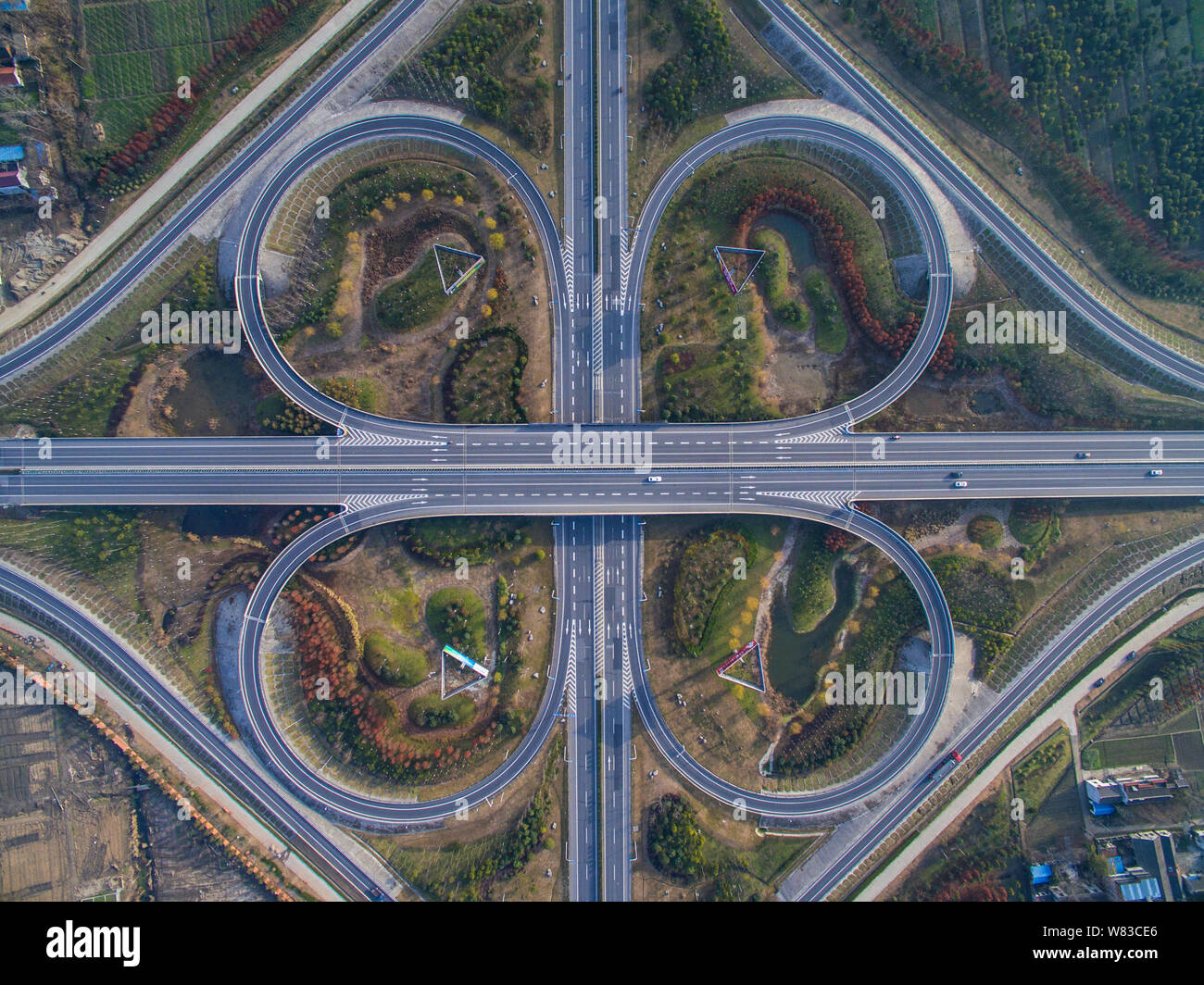 Una veduta aerea di un quadrifoglio cavalcavia di autostrade nazionali 204 e 328 in Haian county, città di Nantong, est cinese della provincia di Jiangsu, 18 dicembre 201 Foto Stock