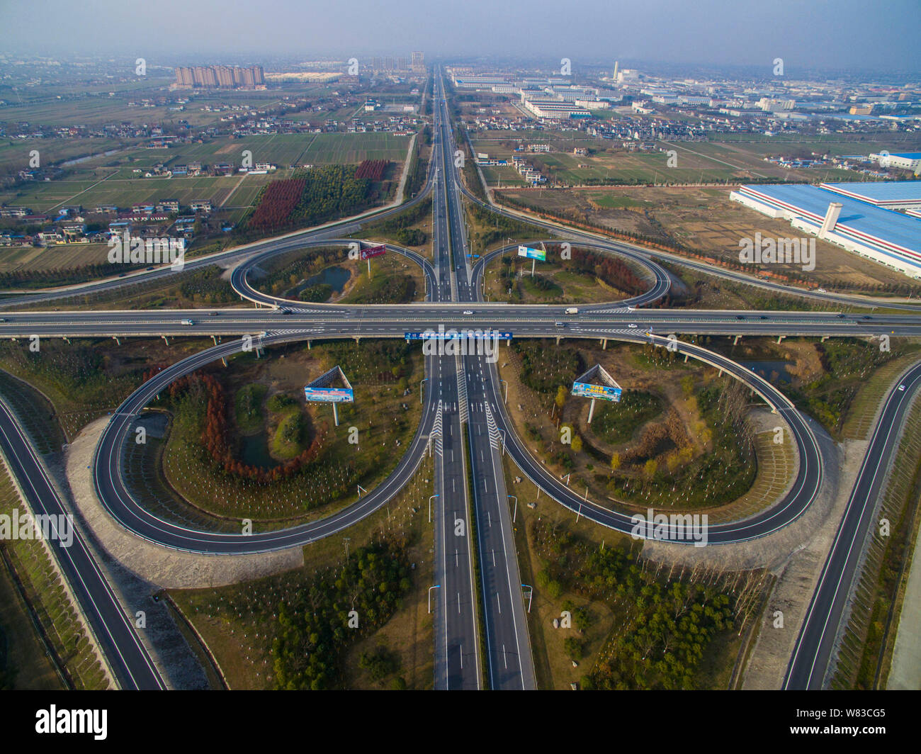 Una veduta aerea di un quadrifoglio cavalcavia di autostrade nazionali 204 e 328 in Haian county, città di Nantong, est cinese della provincia di Jiangsu, 18 dicembre 201 Foto Stock