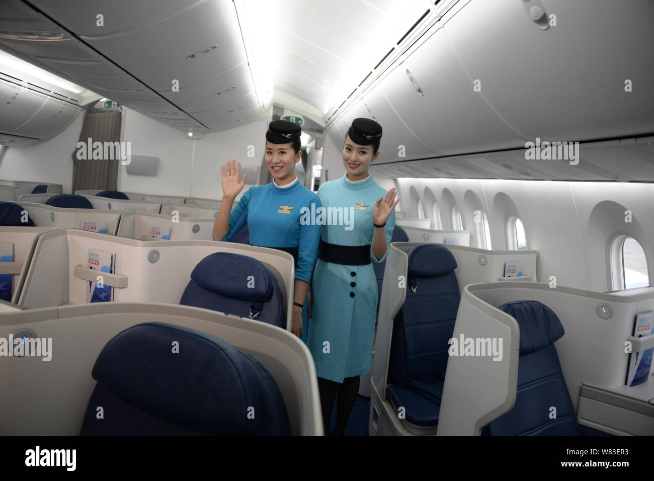 Aria cinese hostess pongono nella business class del primo Boeing Dreamliner 787-9 di Xiamen Airlines a Xiamen Gaoqi International Airport in Foto Stock