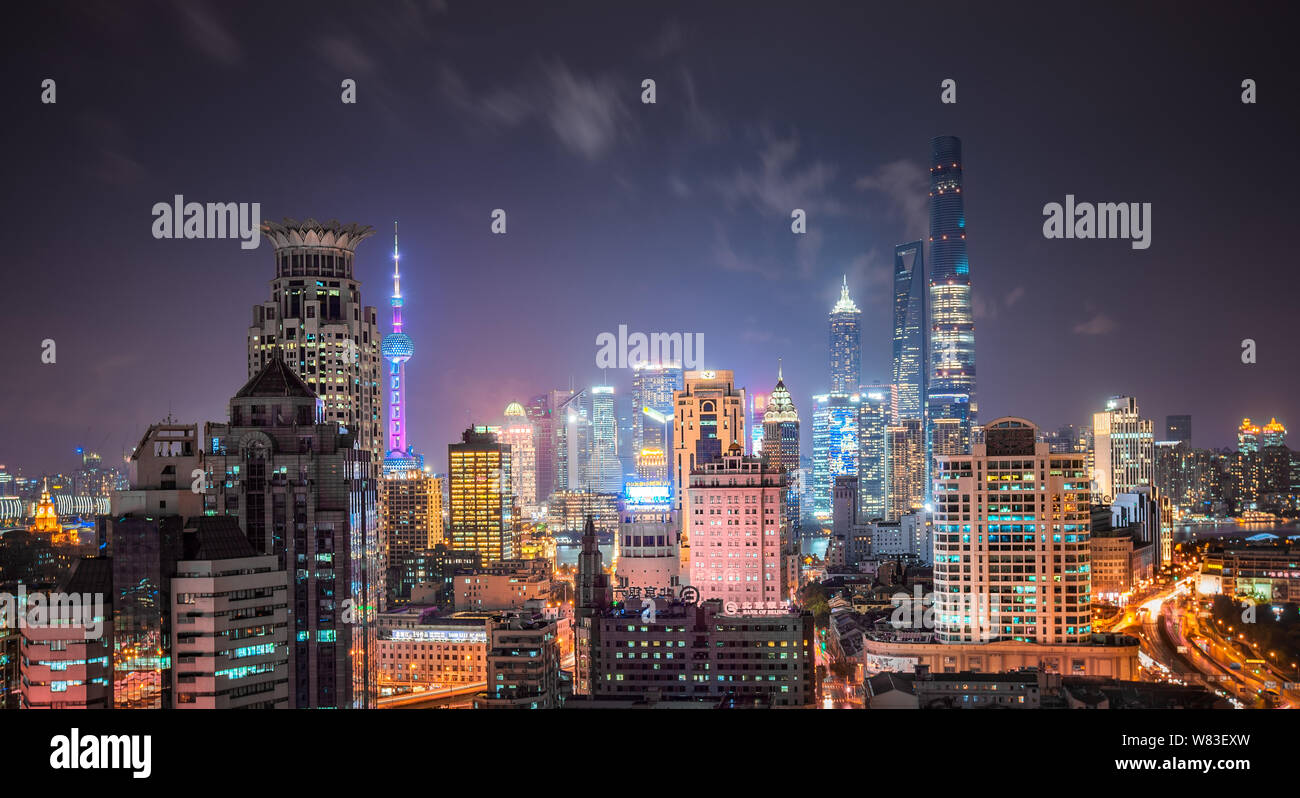 Vista notturna di grandi edifici e grattacieli di Puxi, Shanghai, Cina, 21 settembre 2016. Foto Stock
