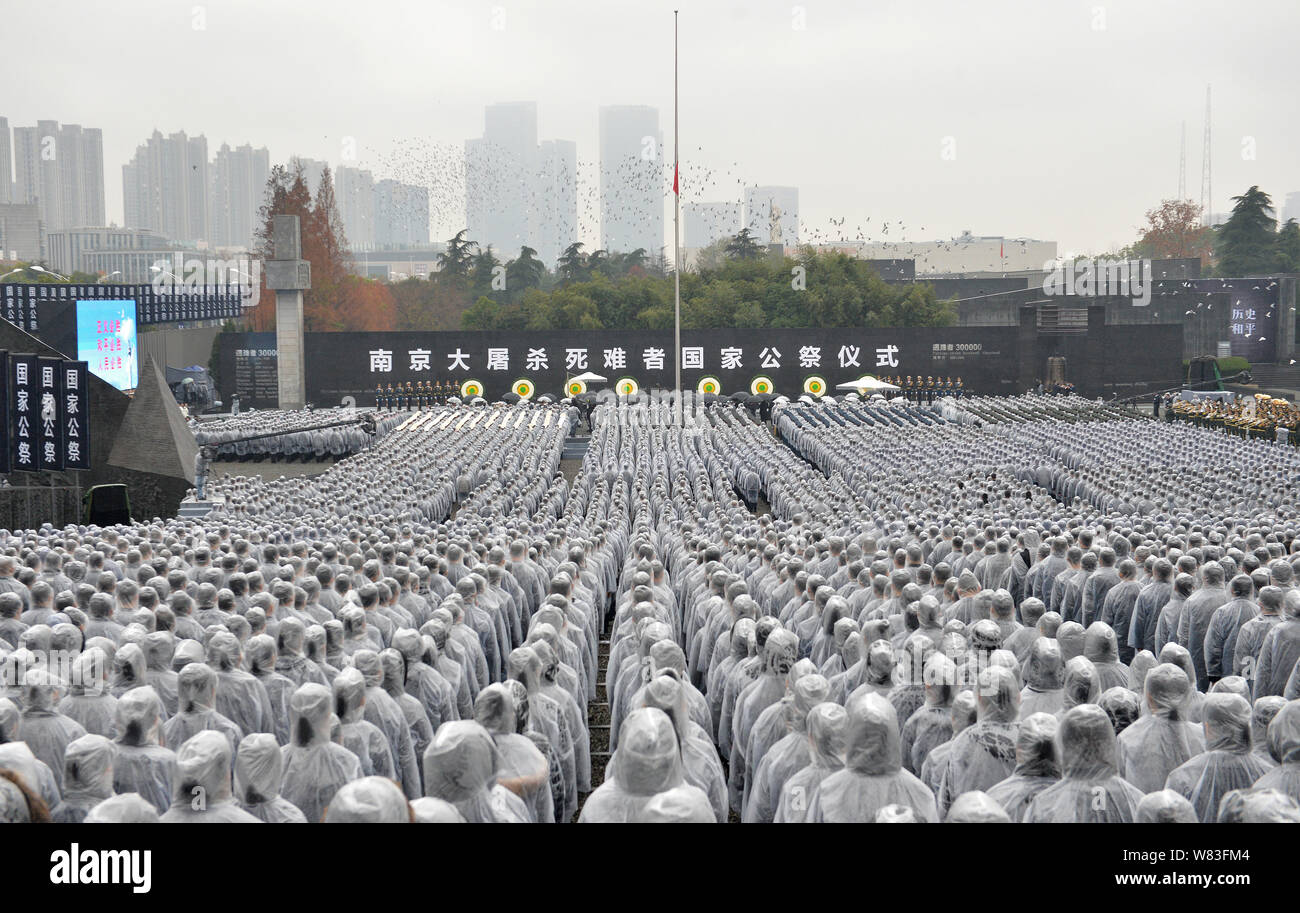 I residenti locali stand in silenzioso omaggio presso il Memorial Hall di vittime in Nanjing massacro da invasori giapponesi in Cina la terza nazionale Palazzo Foto Stock