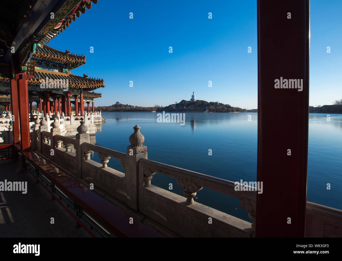 Una vista del Parco Beihai sotto il cielo blu durante una giornata limpida a Pechino, in Cina, il 22 dicembre 2016. Blue Skies tornato a Pechino il giovedì (22 Foto Stock