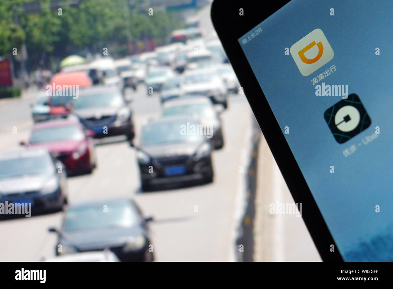 --FILE--un cinese telefono cellulare utente guarda le icone delle applicazioni mobile di taxi-salutando apps Didi Chuxing, superiore e Uber sul suo smartphone in Jina Foto Stock