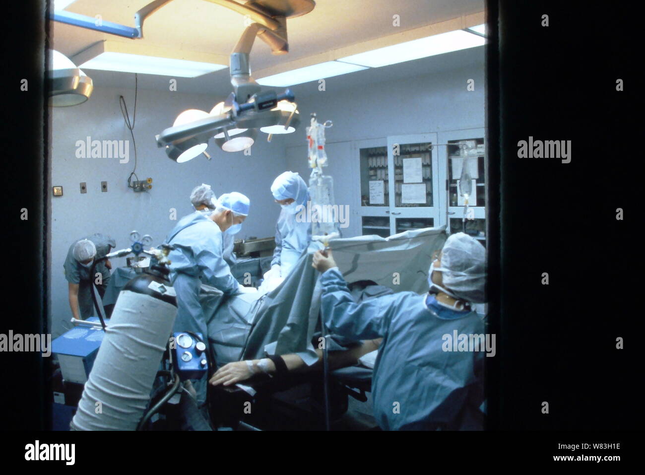 Sala operatoria in scena un nuovo ospedale in jersey durante il procedimento di sostituzione di ginocchio. Foto Stock
