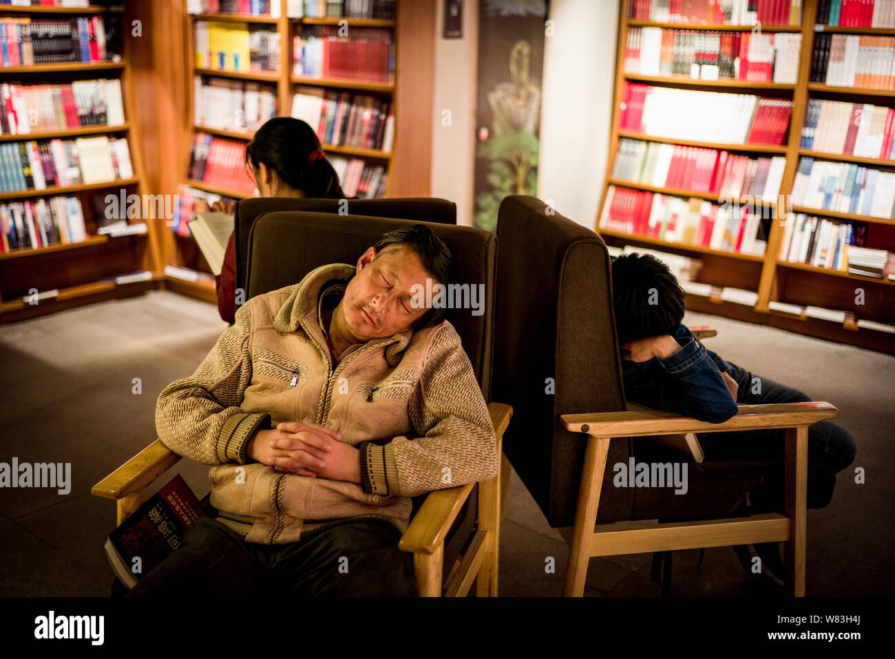 I turisti per una notte di sonno in una 24-ora bookstore che offre servizio sleepover nella città di Hefei, Cina orientale della provincia di Anhui, 9 dicembre 2016. Mai dre Foto Stock