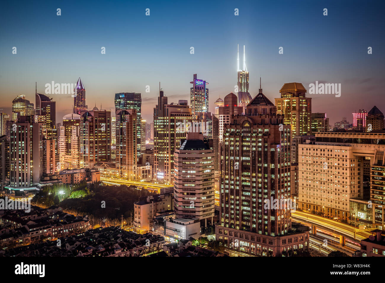 Vista notturna di grandi edifici e grattacieli di Puxi, Shanghai, Cina, 11 novembre 2016. Foto Stock