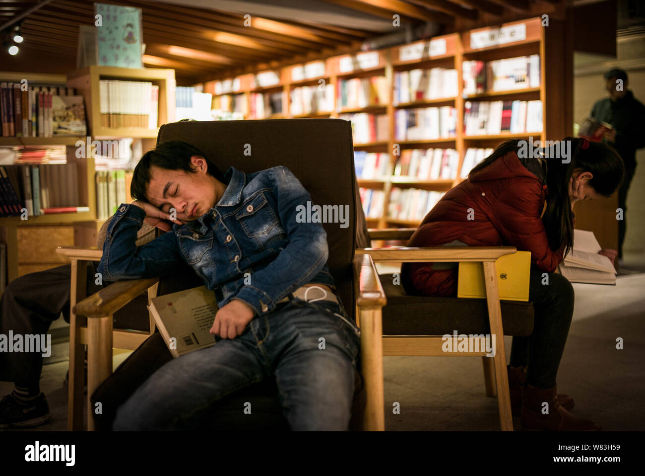 I turisti per una notte di sonno in una 24-ora bookstore che offre servizio sleepover nella città di Hefei, Cina orientale della provincia di Anhui, 9 dicembre 2016. Mai dre Foto Stock