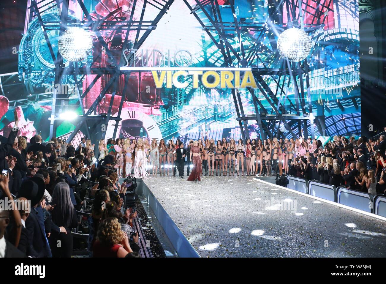Visualizzazione modelli nuove creazioni durante il 2016 Victoria's Secret Fashion Show di Parigi (Francia), 30 novembre 2016. Foto Stock