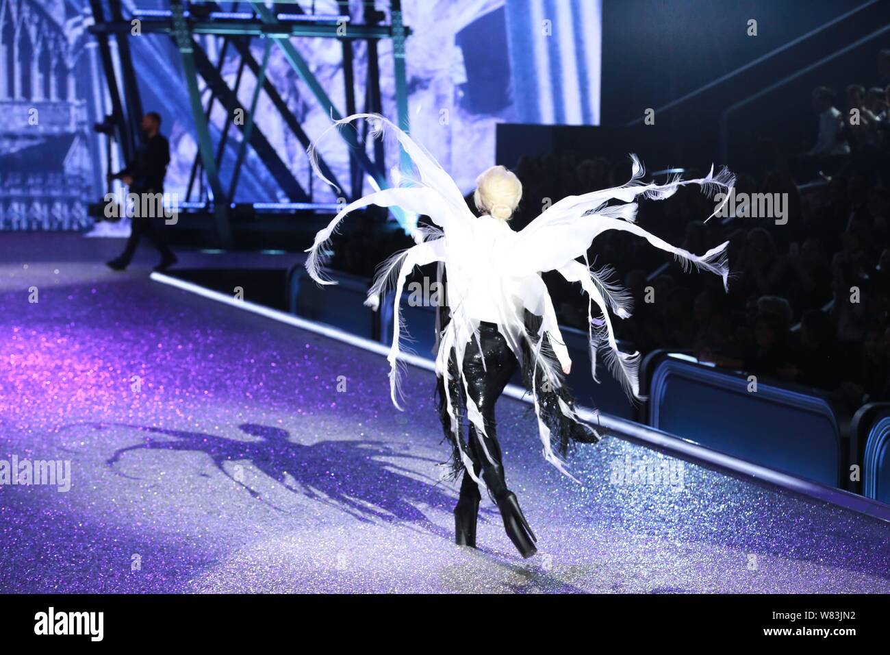 Cantante americana Lady Gaga compie durante il 2016 Victoria's Secret Fashion Show di Parigi (Francia), 30 novembre 2016. Foto Stock