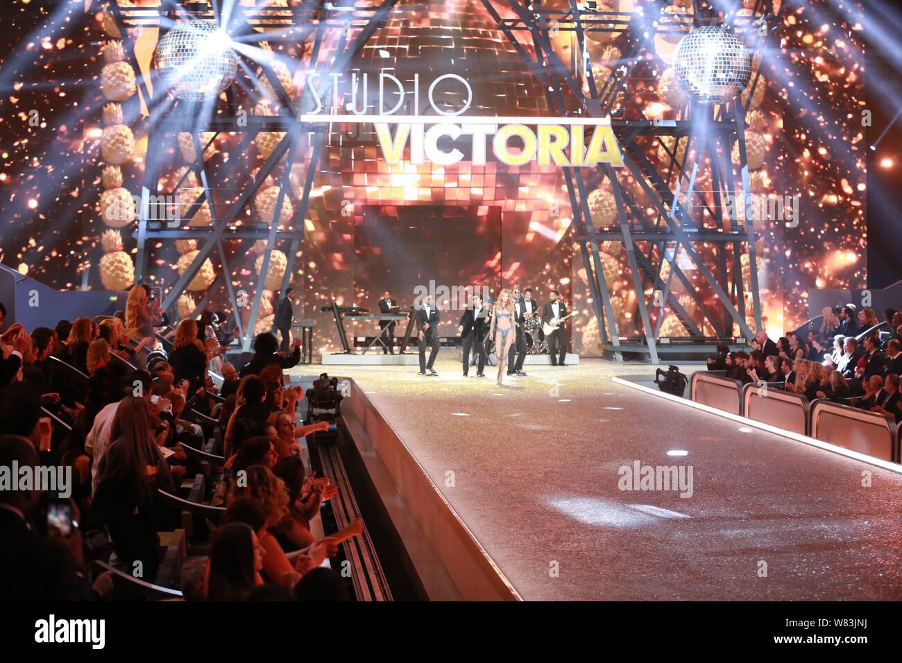 Visualizzazione modelli nuove creazioni durante il 2016 Victoria's Secret Fashion Show di Parigi (Francia), 30 novembre 2016. Foto Stock