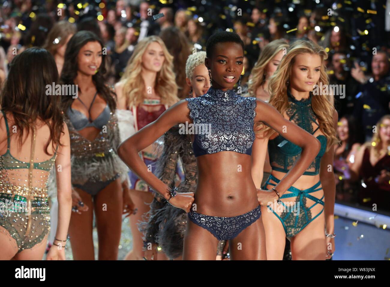 Visualizzazione modelli nuove creazioni durante il 2016 Victoria's Secret Fashion Show di Parigi (Francia), 30 novembre 2016. Foto Stock