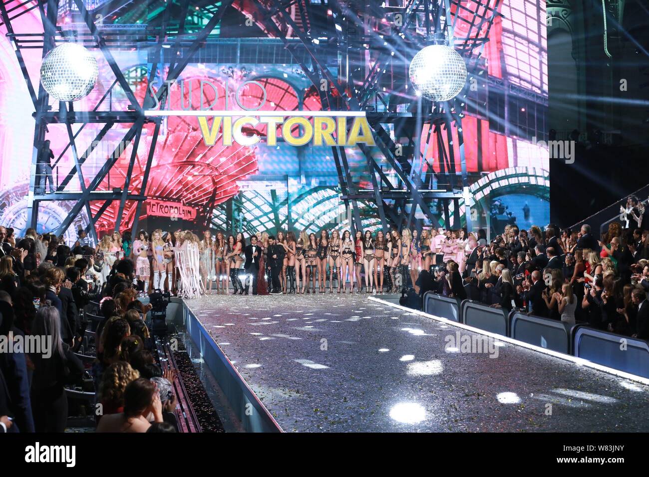 Visualizzazione modelli nuove creazioni durante il 2016 Victoria's Secret Fashion Show di Parigi (Francia), 30 novembre 2016. Foto Stock
