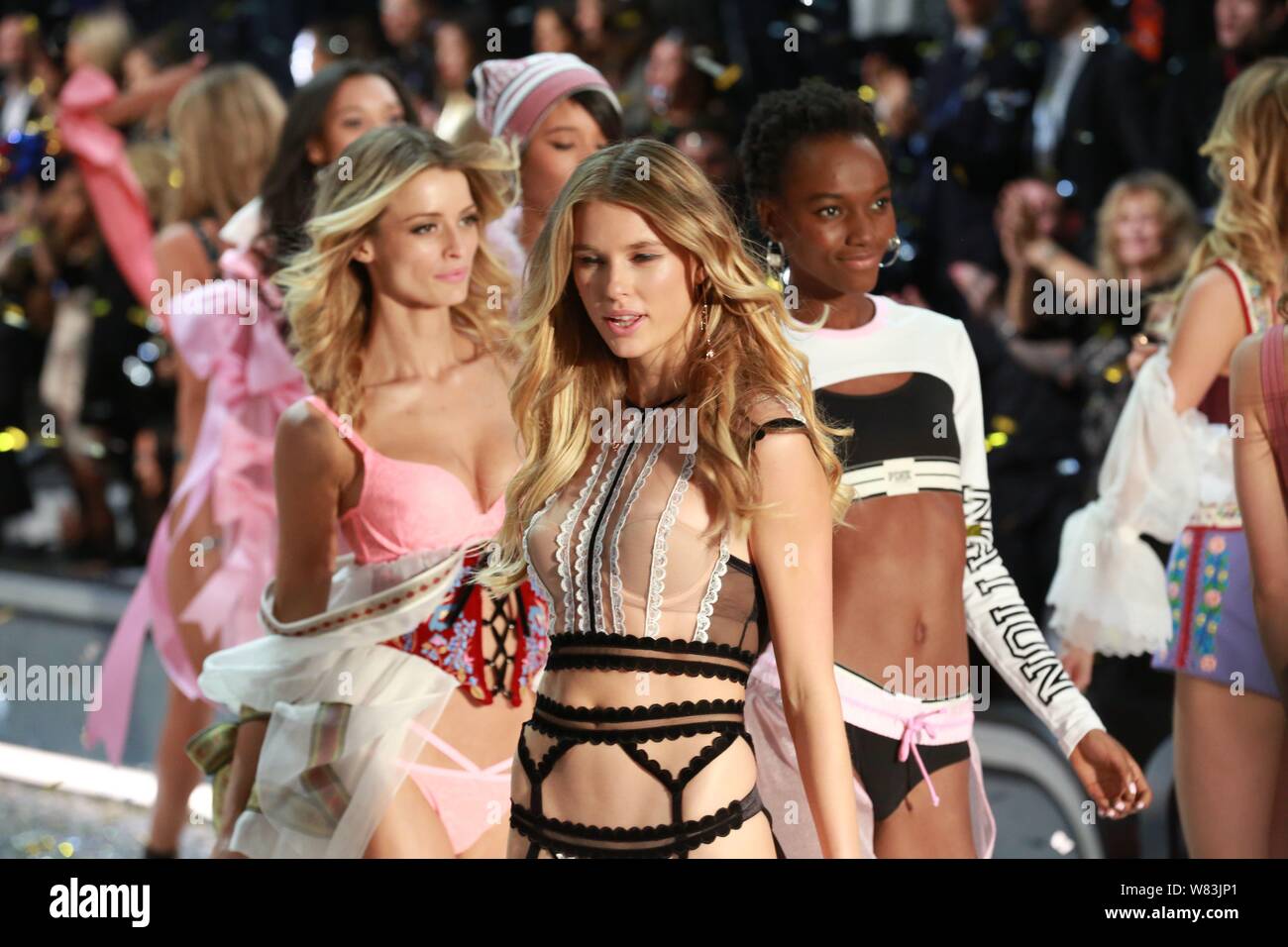 Visualizzazione modelli nuove creazioni durante il 2016 Victoria's Secret Fashion Show di Parigi (Francia), 30 novembre 2016. Foto Stock